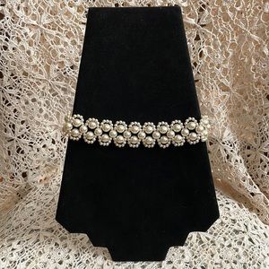 Vintage lace pattern pearl collar